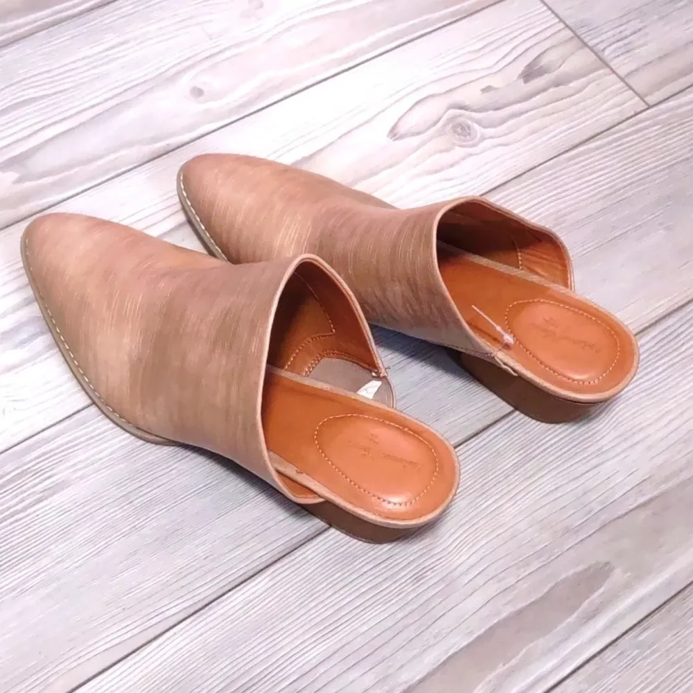 (10-0041)  Universal Thread Tan Tara Slip on Sandals Sz 6